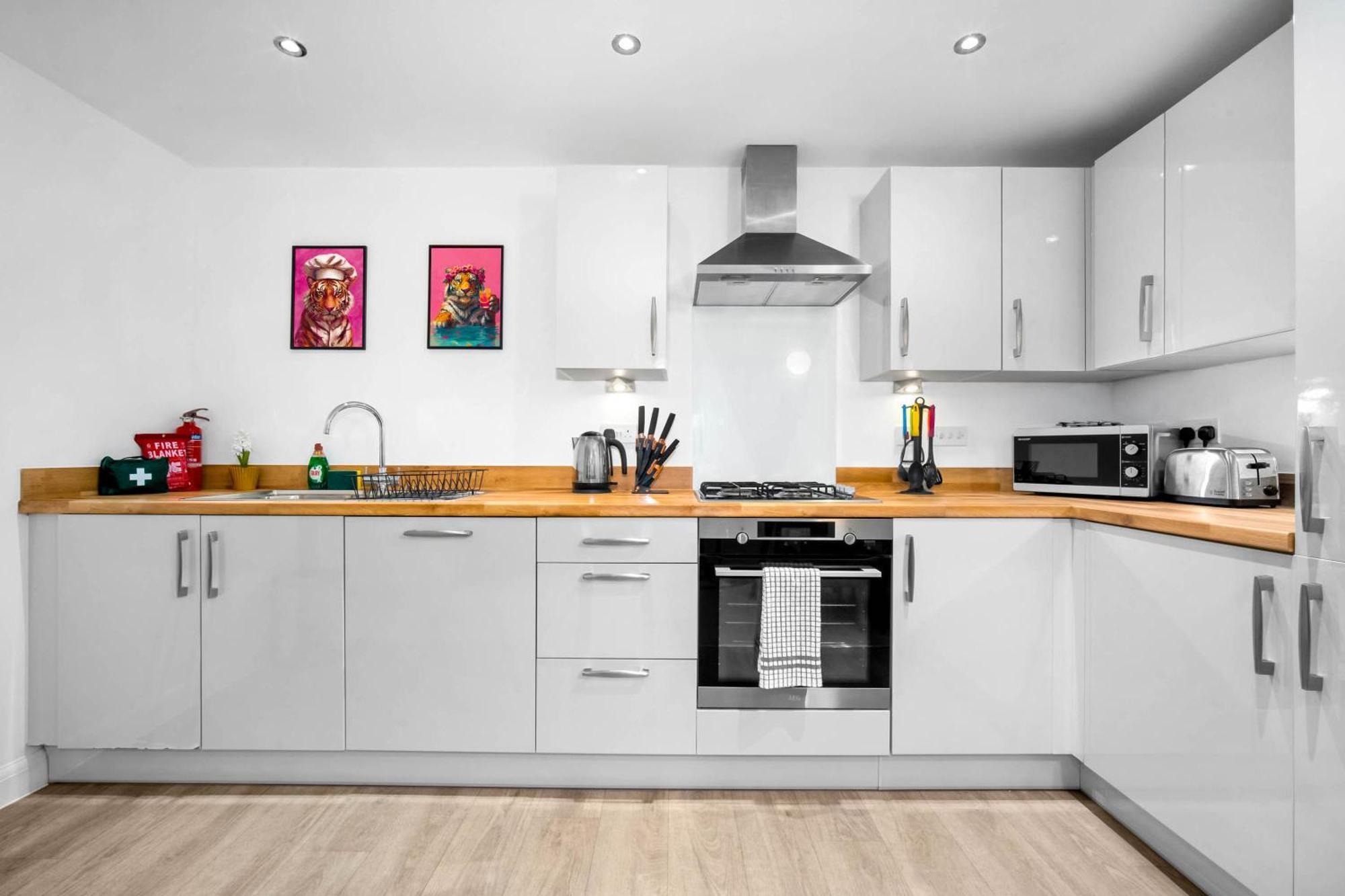 Modern Centre 2 Bedroom By Azura Nights