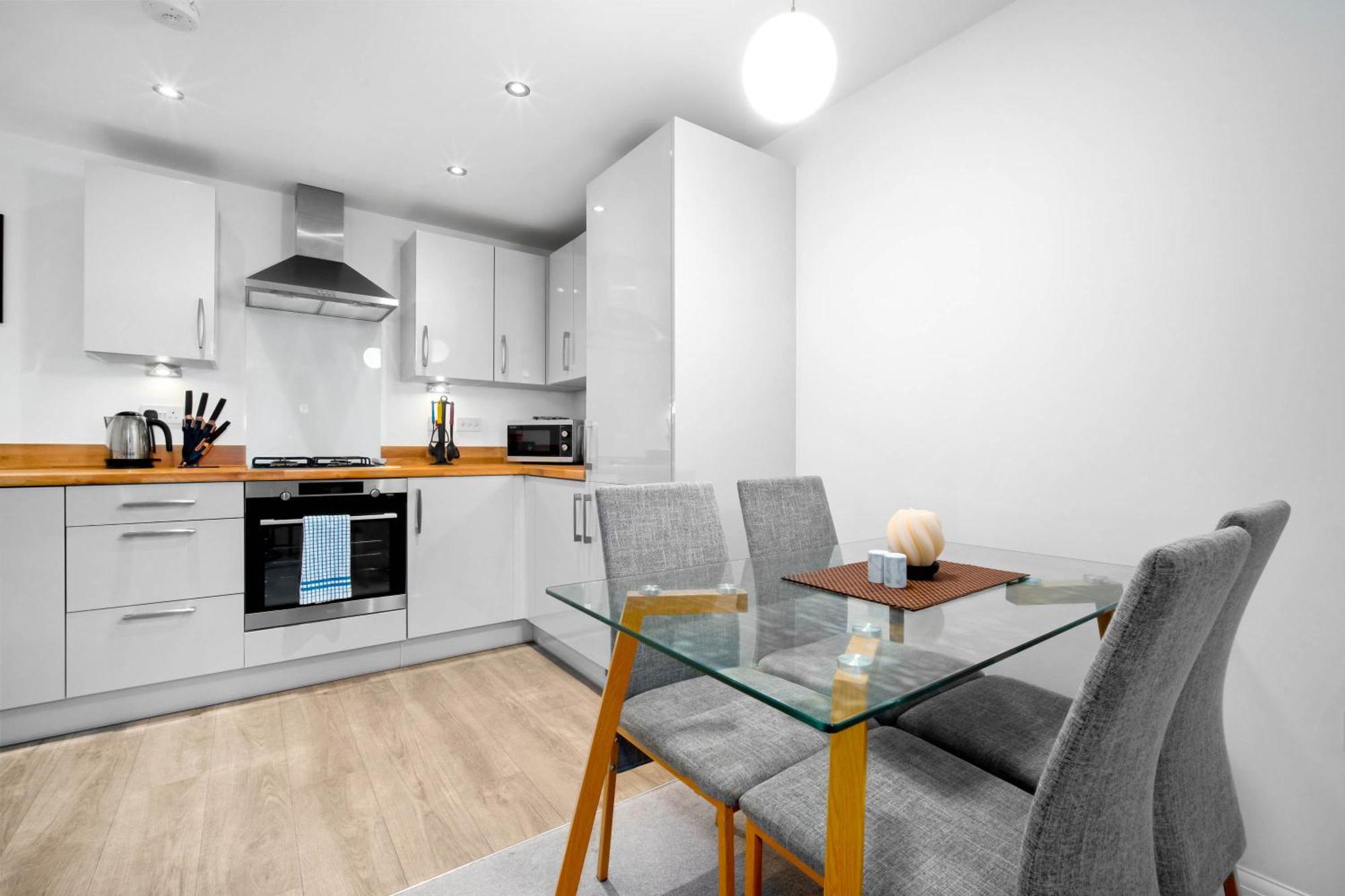 Modern Centre 2 Bedroom By Azura Nights Apartment *