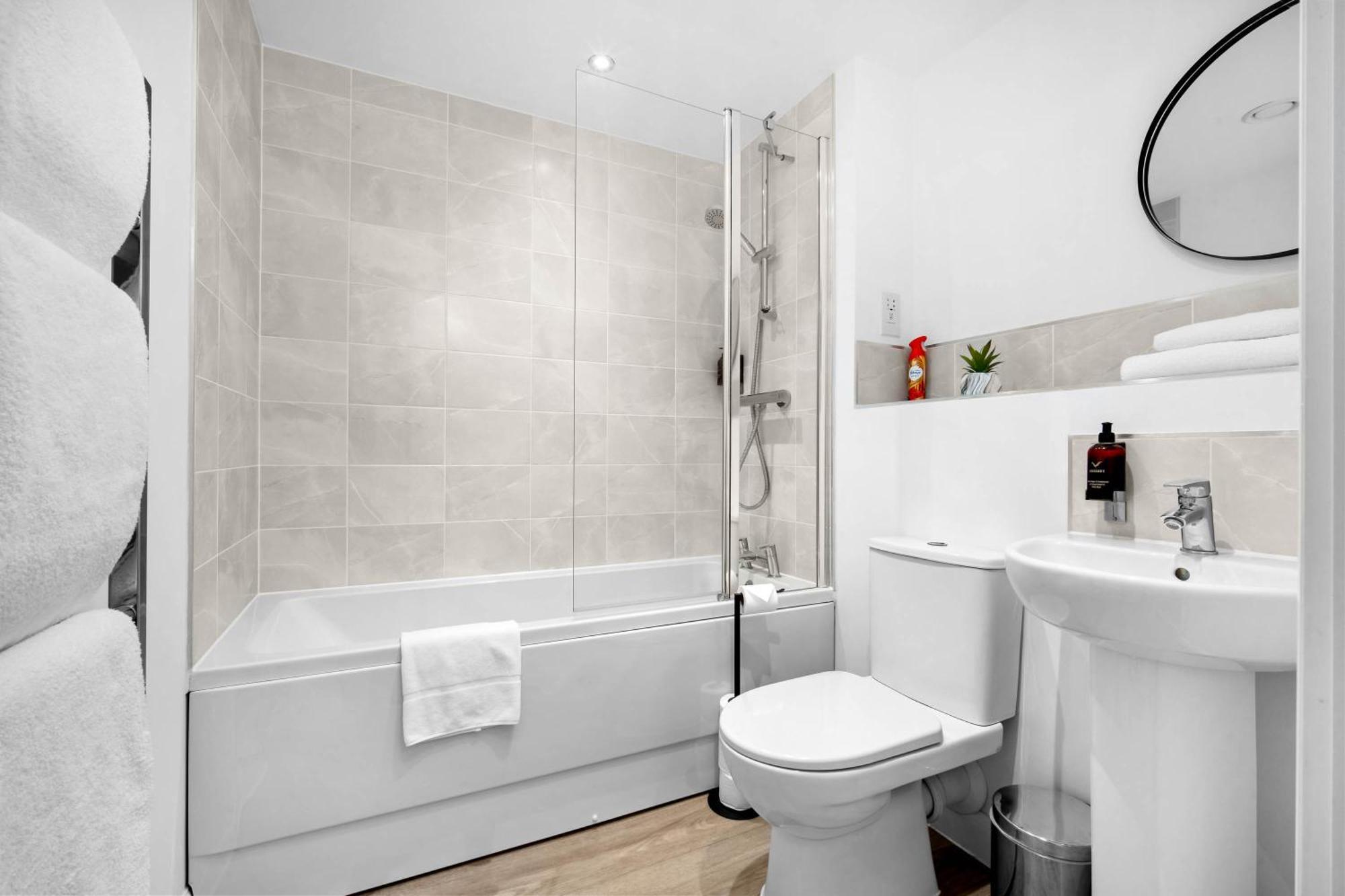 Modern Centre 2 Bedroom By Azura Nights Apartment *